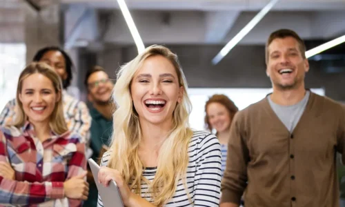 Plusieurs collègues souriants regardant l'objectif
