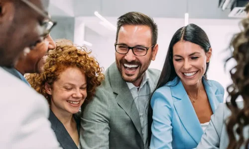 Equipe soudée se tenant la main pour se motiver